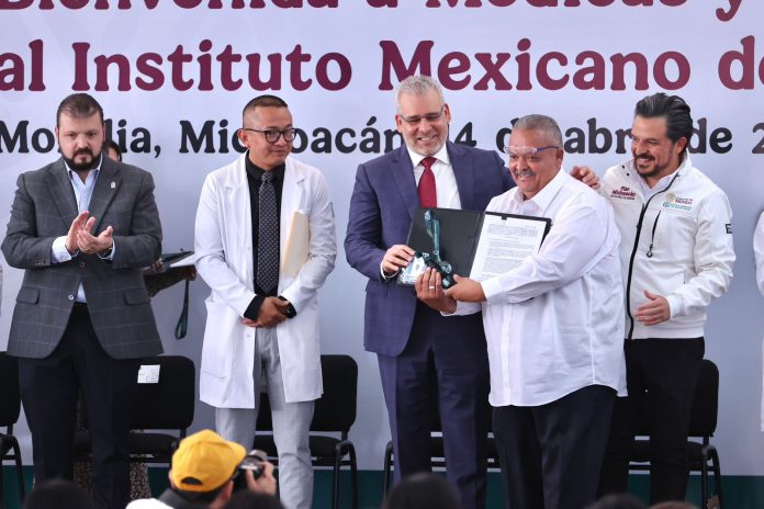 Se incorporan 407 médicos especialistas a hospitales y unidades médicas de Michoacán