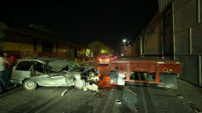 Destroza su vagoneta al chocar contra plataforma de tráiler estacionado, en Zamora