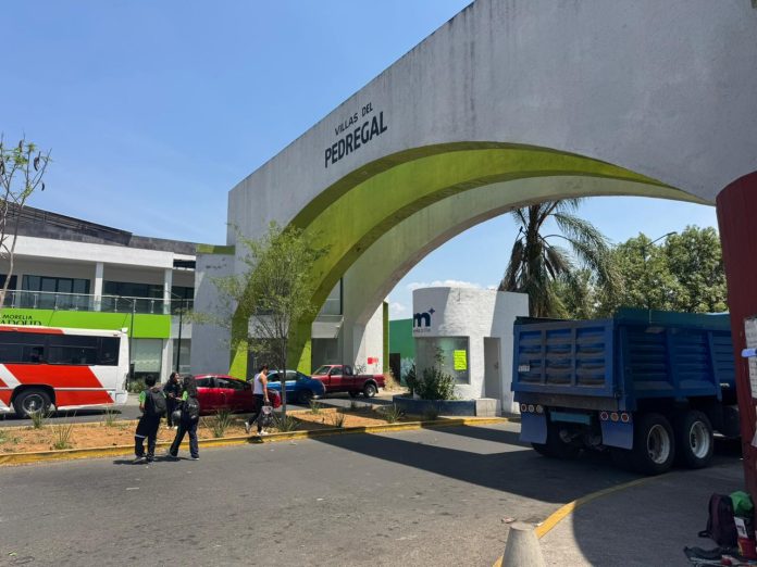 Transportistas de materiales bloquean carril de Villas del Pedregal por disputa laboral