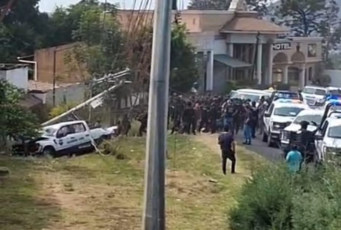 Vuelca patrulla de Guardia Civil durante operativo rumbo a Paracho; un muerto y 6 heridos