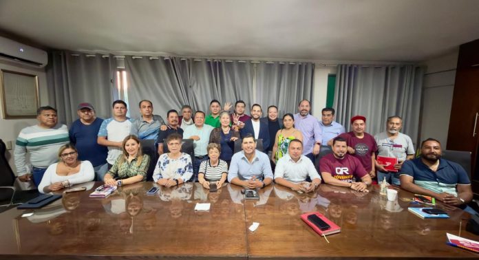 Bloque Político de Uruapan A nuestros compañeros, simpatizantes y a la opinión pública: Ante los hechos ocurridos la mañana de este viernes en el domicilio del Prof. Ignacio Campos Equihua, desde el Bloque Político de Uruapan expresamos lo siguiente: 1. Expresamos nuestra solidaridad con el Prof. Ignacio Campos Equihua y su familia en este momento complejo, reiterando nuestro respeto a su trayectoria pública y personal. 2. Tomamos nota de su posicionamiento público, en el que señala presuntas irregularidades en la diligencia realizada por las autoridades, particularmente en lo referente a la legalidad del procedimiento y el ejercicio pleno de sus derechos. 3. Reconocemos que existe un proceso de investigación en curso, ante el cual el propio Prof. Campos ha manifestado su disposición de colaborar y ejercer su derecho a la defensa conforme a la ley. 4. Hacemos un llamado de alerta a la opinión pública y a las autoridades de todos los niveles ante lo señalado por el Prof. Ignacio Campos, en el sentido de que no debe permitirse, bajo ninguna circunstancia, que la justicia sea utilizada para judicializar a quienes piensan distinto. Sobre este punto, nos mantendremos atentos al desarrollo de los hechos. 5. Reiteramos nuestro respeto institucional a las autoridades competentes y a los procedimientos legales, confiando en que toda actuación se lleve a cabo con apego estricto al marco jurídico y al debido proceso. 6. Hacemos un llamado a la prudencia y responsabilidad pública, evitando la especulación, la desinformación o juicios anticipados que puedan vulnerar derechos o entorpecer el desarrollo de las investigaciones. 7. Llamamos a nuestras estructuras y equipos políticos a mantenerse atentos, a no caer en provocaciones, a no contribuir a la confusión ni a la desinformación, y a esperar los pronunciamientos oficiales sobre este caso, donde debe predominar la justicia y la coherencia política. El Bloque Político de Uruapan se mantendrá atento al desarrollo de los hechos, privilegiando siempre la legalidad, la estabilidad social y el respeto a las instituciones. Uruapan, Michoacán, 17 de abril de 2026