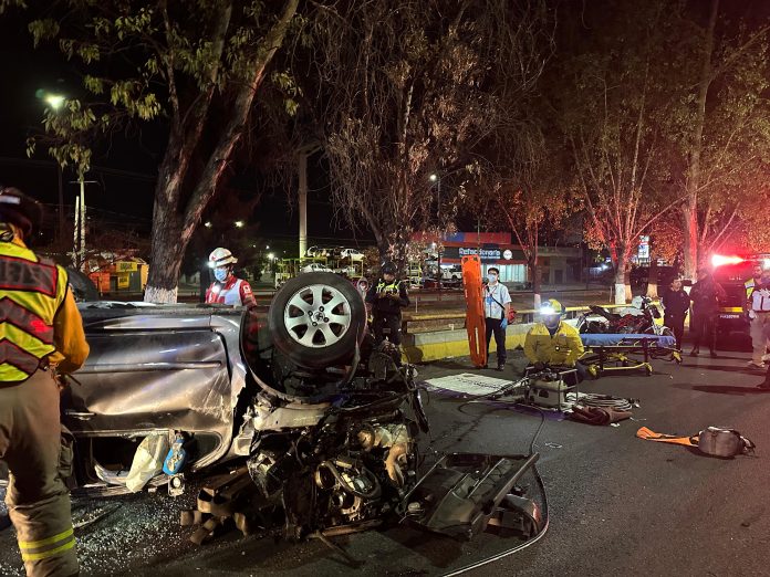 Vuelca auto en el Libramiento Norte de Morelia; hay un herido RED 113 MICHOACÁN/Redacción Morelia, Mich.- 18 de abril de 2026.-Durante la madrugada de este sábado, se registró un aparatoso accidente vehicular sobre Libramiento Norte de la ciudad de Morelia con saldo de un masculino lesionado y cuantiosos daños materiales. De acuerdo con información de fuentes de rescate, se trató el choque volcadura de un auto de color plata, en el sentido del Estadio Morelos al distribuidor Vial de salida Salamanca, frente a la tienda AutoZone en las inmediaciones de la colonia El Realito. Al tener conocimiento de la emergencia al sitio se trasladaron elementos de Bomberos Morelia, así como paramédicos de Ambumed Cruz Roja y Rescate, quienes encontraron prensado el conductor de la unidad y con apoyo de equipo hidráulico, realizaron las maniobras para liberarlo. El paciente responde al nombre de Ari Raciel, mismo que tras ser estabilizado, fue canalizado a un nosocomio. Posteriormente, agentes de Vialidad realizaron los correspondientes peritajes y aseguraron la unidad siniestrada para qje sea la autoridad competente la que determine responsabilidades.