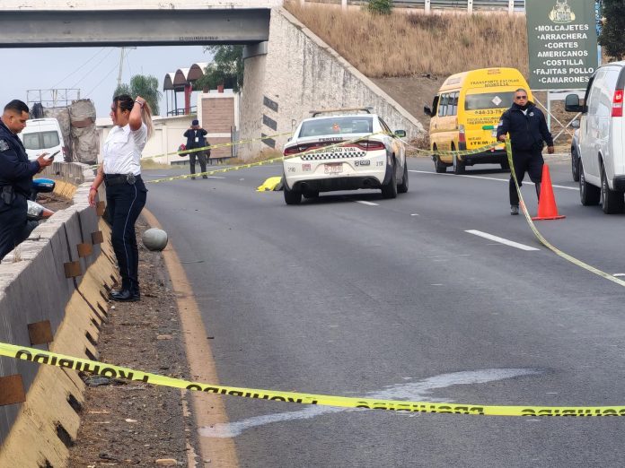 Motociclista fallece tras ser impactado por auto en la Morelia-Pátzcuaro; hay una joven herida