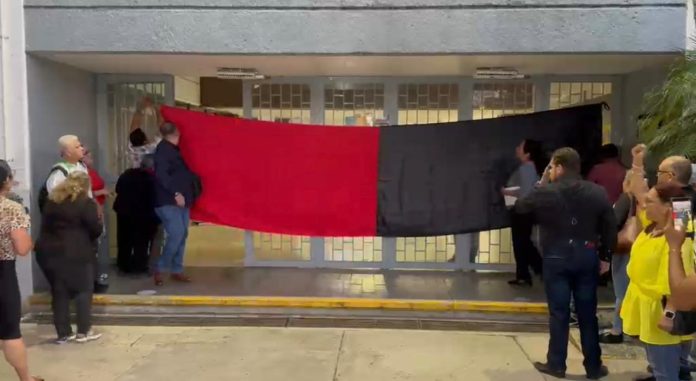 Tras más de una década sin una huelga a puertas cerradas, agremiados del Sindicato Único de Empleados de la Universidad Michoacana (SUEUM) colocaron las banderas rojinegras