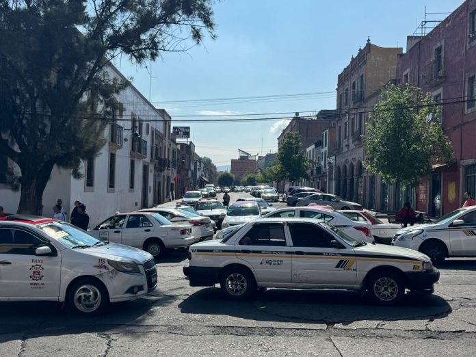 Con bloqueo, taxistas le exigen al Ayuntamiento de Morelia regularizar 22 bases