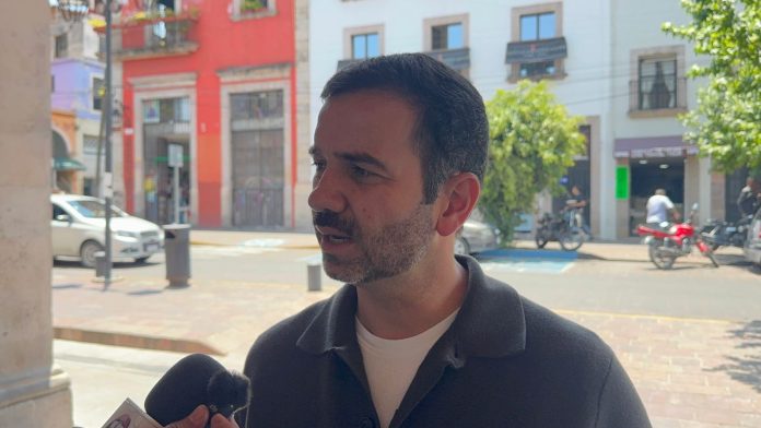 Ayuntamiento de Morelia acuerda regularizar 15 sitios de taxis tras protesta