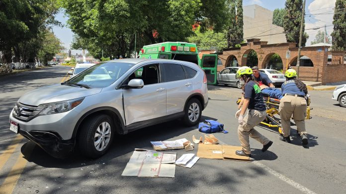 Muere en hospital motociclista tras choque contra camioneta, en Zamora