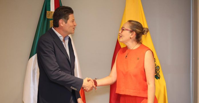 Ofrece Alfonso Martínez ruta a Yarabí Ávila para saldar históricos adeudos de UMSNH