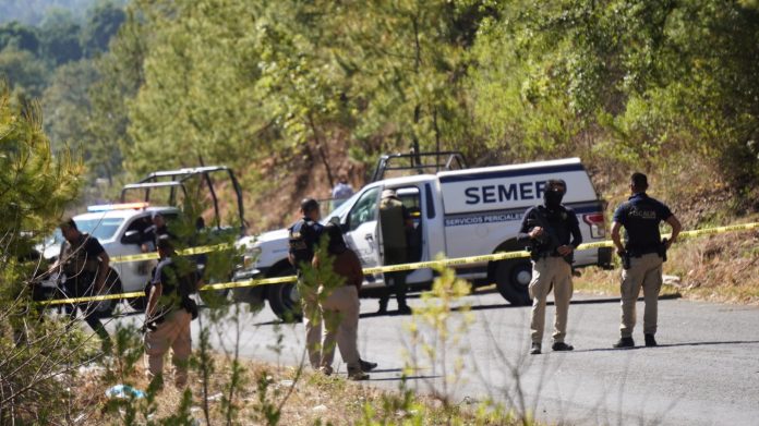 Asesinan a dos jornaleros en carretera de Tangancícuaro