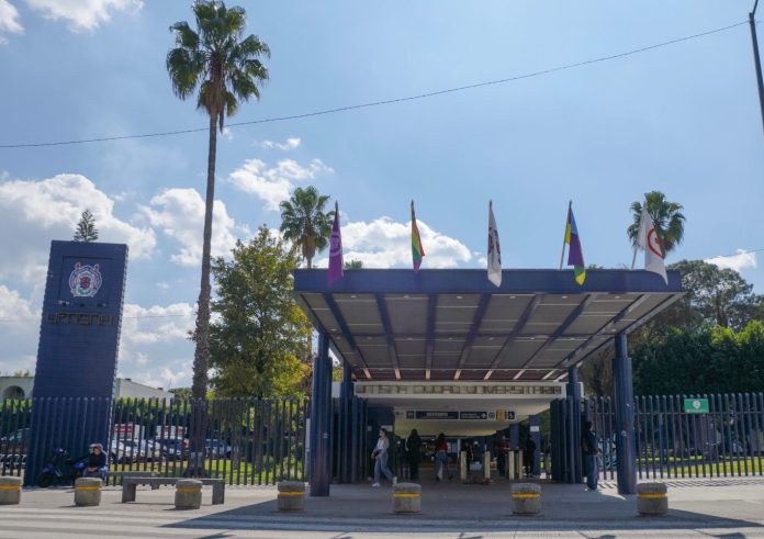 Este sábado se realizará la entrega simbólica de edificios de la UMSNH Morelia, Michoacán.- Este sábado a las 11 horas se realizará la entrega simbólica de las instalaciones de la Universidad Michoacana de San Nicolás de Hidalgo (UMSNH), de tal manera que alumnas, alumnos, docentes, así como personal administrativo que ya ha sido autorizado por los juzgados laborales, regresarán a realizar las actividades que dan vida a la Casa de Hidalgo. En un comunicado, la autoridad nicolaita informó que una vez desahogadas las audiencias, la representación legal de la Máxima Casa de Estudios fue notificada de la entrega simbólica de los edificios, misma que se materializará en la antigua torre de Rectoría, en donde se cumplimentó el emplazamiento de huelga. Precisó que de manera simultánea, se procederá a la apertura de los inmuebles de la UMSNH. Lo anterior, luego de que se impugnó la determinación de los jueces primero y segundo laboral de Morelia y la justicia federal determinó que la huelga del Sindicato Único de Empleados (SUEUM) continúe de puertas abiertas.