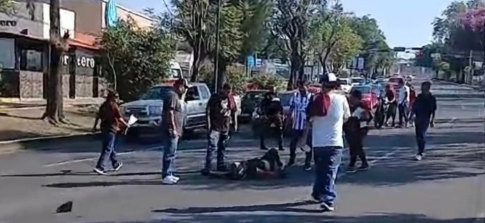 Adulta mayor es atropellada por motociclista frente al Palacio del Arte, Morelia + La peatona y el motorista quedaron heridos, afortunadamente no de gravedad. RED 113 MICHOACÁN/ Redacción Morelia, Mich.- Domingo 26 de abril de 2026.- Una adulta mayor resultó herida tras ser atropellada por un motociclista sobre los carriles centrales del Libramiento Suroriente de Morelia, justo frente al Palacio del Arte, informaron autoridades policiales y de rescate. El accidente se registró durante la mañana de este domingo, a la altura de las colonias Las Américas y Jardines del Rincón. Algunas personas que presenciaron el hecho lo reportaron al número de emergencias y solicitaron una ambulancia. Posteriormente, arribaron patrulleros municipales y paramédicos, quienes atendieron a la transeúnte identificada como Ninfa, de 64 años de edad, misma que no sufrió lesiones graves y no requirió traslado hospitalario. Los rescatistas también auxiliaron al motociclista, identificado como Luis Enrique, de 22 años, quien presentó varias contusiones, pero ninguna de consideración, por lo que tampoco fue necesario canalizarlo a un nosocomio, comentaron las fuentes. La motocicleta involucrada en el incidente es una Italika 250Z, con placa L5B59G. Finalmente, agentes municipales de Hechos de Tránsito realizaron el peritaje correspondiente para deslindar responsabilidades.