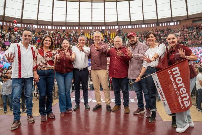 Michoacán se transforma con finanzas sanas: Gabriela Molina Morelia, Michoacán. Gaby Molina acompañó a Luis Navarro, a quien reconocieron como el constructor del llamado “milagro financiero” en Michoacán, mismo que ha permitido una distribución honesta de los recursos públicos en beneficio de la población. Gaby Molina destacó que la mayor transformación educativa en el estado ha sido posible gracias al orden en las finanzas, lo que ha permitido cumplir con más de 100 quincenas pagadas puntualmente al magisterio, más obras de infraestructura educativa además del trabajo en territorio, la unidad y la cercanía con la ciudadanía para consolidar los resultados El gobernador Alfredo Ramírez Bedolla ante 10 mil personas que asistieron a la asamblea informativa de Morena aseguró que su administración ha logrado incrementar significativamente la inversión en obra pública, alcanzando montos cinco veces superiores a los registrados en administraciones federales anteriores. Destacó que estos avances son posibles gracias a finanzas sanas, sin recurrir a endeudamiento, y al trabajo ordenado del secretario de Finanzas, Luis Navarro, a quien calificó como el artífice del llamado “milagro financiero” en Michoacán, al garantizar una distribución honesta y eficiente de los recursos públicos en beneficio de la población. Luis Navarro destacó la importancia de la participación social y el trabajo comunitario para seguir impulsando el desarrollo de Morelia y del estado, con obras de infraestructura y proyectos de movilidad que mejoran la calidad de vida. En el encuentro también se reiteró que la transformación de Michoacán se construye con unidad, organización y un manejo responsable de los recursos públicos, en beneficio de todas y todos.