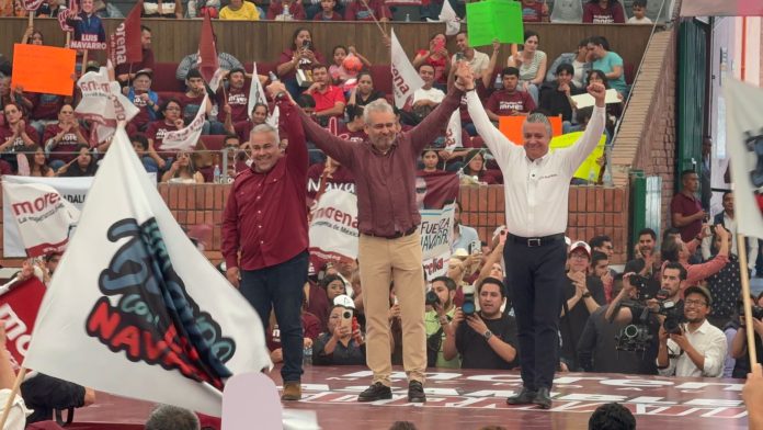 Gobernador respalda “Milagro Financiero” que encabeza Luis Navarro El gobernador Alfredo Ramírez Bedolla, respaldó el “milagro financiero” que -aseguró- encabeza el secretario de Finanzas y Administración (SFA), Luis Navarro García, con el cual se ha logrado la ejecución de obra pública y estabilidad financiera en la entidad. En asamblea informativa que convocó Morena, en el Palacio del Arte de Morelia, el mandatario estatal comparó la inversión que ha generado su administración en Morelia, con la del expresidente Felipe Calderon Hinojosa, quien también es originario de la capital michoacana. Señaló que mientras el panista destinó 3 mil millones de pesos, su gobierno suma 15 mil millones. “No serían posibles todas las obras que estamos haciendo en el Estado si no hubiera un milagro financiero. Y ese milagro financiero lo construyó y lo encabeza Luis Navarro. Muchas gracias Luis. Cuando fue presidente de la República, Felipe Calderón invirtió en Morelia, en su ciudad, tres mil millones de pesos. ¡Tres mil! ¿Saben cuánto está invirtiendo mi gobierno de Ramírez Bedolla de la cuarta transformación? Hoy en Morelia, 15 mil millones de pesos.” Tras referir que el gobierno del estado ha realizado obras que le corresponden al gobierno municipal, Luis Navarro Garcia considero que Morelia se encuentra abandonada, al mencionar que durante recorridos que ha hecho se ha percatado que hay colonias que no cuentan con los servicios básicos como agua y alumbrado público, ademas de que las vialidades se encuentran en mal estado. “Morelia ha sido abandonada, señores, yo he estado recorriendo las colonias, haciendo baño, hablando con mi test, acercándose, escuchando a la gente, y en todas las colonias encuentro baches, calles súper maltratadas, en las calles muchas son de tierra aún, colonias sin agua, colonias en alumbrado público. Eso no puede ser.” Navarro Garcia se dijo listo para las elecciones que se llevarán a cabo en 2027 y pidió el respaldo de los ciudadanos que se dieron cita en el Palacio del Arte, para que su proyecto pueda llegar a más personas y se sumen. “Hoy aquí somos más de seis mil personas. Si nos vamos por diez, son sesenta mil morenianos. Si esos sesenta mil motivan a otros diez, son seiscientos mil morelianos y michoacanos que en el 2027 estarán regenerando el apoyo a la cuarta transformación. Yo me despido pidiéndoles su apoyo, agradeciéndoles que hayan estado aquí, y diciéndoles que hemos trabajado, que nos gusta trabajar, y que estamos listos para el 2027.” El dirigente estatal de Morena, Jesús Mora González declaró que el partido guinda “gobierna mejor”; refrendo que van por Morelia y que en 2027 van a mostrar la fuerza organizada del partido.