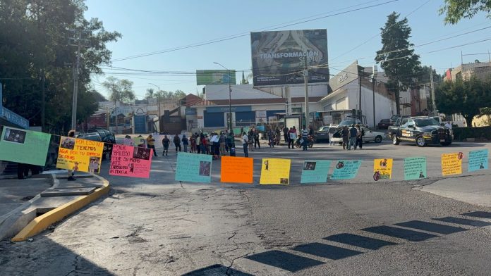 Bloquean avenida Rey Tanganxoan II; exigen regreso de la Junta Local a Santa María