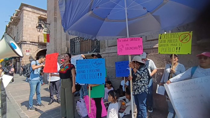 Pacientes renales protestan en Palacio de Gobierno; exigen hemodiálisis en Cherán