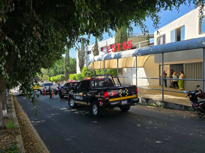 Por amenaza de tiroteo, revisan mochilas de estudiantes en Secundaria de Morelia