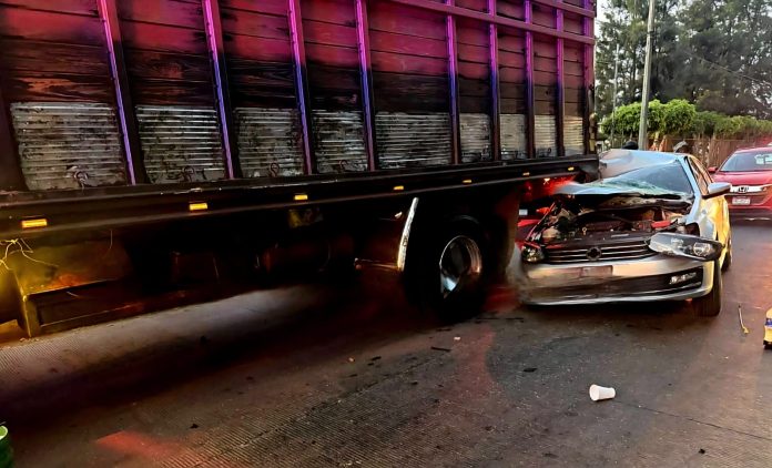 Auto impacta contra retaguardia de camión de carga; hay dos heridos