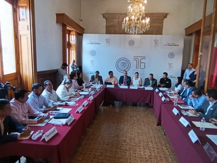 Plantean partidos nulidad de elecciones por intervención del crimen, en mesa para la Reforma al Código Electoral Morelia, Michoacán.—La posibilidad de anular candidaturas o elecciones cuando se compruebe la intervención del crimen organizado, así como permitir que quienes compitan por una presidencia municipal y no ganen puedan integrarse como regidores en los Cabildos, fueron dos de las propuestas que se hicieron durante la mesa de trabajo interdisciplinaria convocada por la Comisión de Asuntos Electorales del Congreso de Michoacán. En este encuentro, en el que participaron dirigencias de partidos políticos y legisladores locales, el dirigente estatal del PAN, Carlos Quintana Martínez, señaló que Acción Nacional presentará propuestas en tres ejes: revisar el tema de paridad, ordenar la integración de regidores en los ayuntamientos y establecer la nulidad de elecciones cuando se compruebe la intromisión de la delincuencia organizada. “Tenemos que elevar el nivel y que el alcalde y síndico que no les favorezca el voto puedan ser parte del Cabildo entrante para poder estar elevando el nivel en cada uno de los municipios del estado de Michoacán”, planteó el dirigente panista. Por su parte, el dirigente estatal del PRI, Guillermo Valencia Reyes, coincidió en que debe abrirse la posibilidad de que quienes compitan por una presidencia municipal y no resulten ganadores puedan ocupar espacios como regidores en los ayuntamientos, a fin de garantizar contrapesos reales al interior de los Cabildos. “Veo muy positiva una reforma para que quien sea el candidato a presidente municipal también pueda quedar como regidor en los ayuntamientos, para que de esa forma tengamos voces fuertes, voces que sean verdaderos contrapesos”, señaló Valencia Reyes. También respaldó que las acciones afirmativas queden claramente contempladas en la ley, pues señaló que ese tema se ha dejado durante años a los órganos electorales, lo que genera incertidumbre y rezago legislativo. El dirigente estatal del PT, Reginaldo Sandoval Flores, también se pronunció a favor de que el candidato a presidente municipal que pierda pueda ocupar la primera regiduría de su partido, al considerar que ello permitiría llevar al Cabildo las demandas ciudadanas recogidas durante la campaña y que debe revisarse la posibilidad de que la Contraloría Municipal sea electa por la ciudadanía o quede en manos de la primera minoría. Sobre la intervención de grupos delictivos en las elecciones, el dirigente petista sostuvo que se deben endurecer los requisitos para impedir candidaturas vinculadas con dinero ilícito o con organizaciones criminales. “Si se detecta que hay vinculación con grupos delictivos, con dinero sucio o con lo que sea, yo creo que sí debemos apretar el tema de los requisitos e incluso plantear el tema de la nulidad de la candidatura o de la elección”, advirtió. Por Morena, su dirigente estatal, Jesús Mora González planteó que su partido llevará a la discusión una propuesta relacionada con la violencia digital, al advertir que las redes sociales se encuentran inundadas de noticias falsas y contenidos que, dijo, buscan construir una narrativa alejada de la realidad. “Hoy están inundadas las redes sociales de noticias falsas, de una serie de mentiras que quieren construir una narrativa de un país que no es real”, expresó el dirigente morenista. Mora González sostuvo que Morena seguirá participando en estas mesas de trabajo, pese a las diferencias políticas entre los partidos, al señalar que su instituto político busca encauzar la voz del pueblo en los espacios de discusión legislativa. Finalmente, la diputada Sandra Arreola Ruiz, del Partido Verde Ecologista de México, adelantó que presentará una iniciativa para simplificar procesos, modernizar mecanismos y brindar mayor seguridad jurídica en materia electoral. La diputada del Verde agregó que también se busca fortalecer las acciones afirmativas desde una base legal clara, garantizar la paridad en condiciones reales y establecer reglas definidas desde el inicio del proceso electoral, para evitar incertidumbre o cambios sobre la marcha