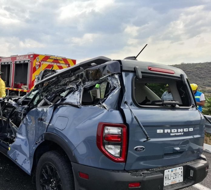 Camioneta es chocada por tráiler en la Pátzcuaro-Cuitzeo; hay 2 muertos