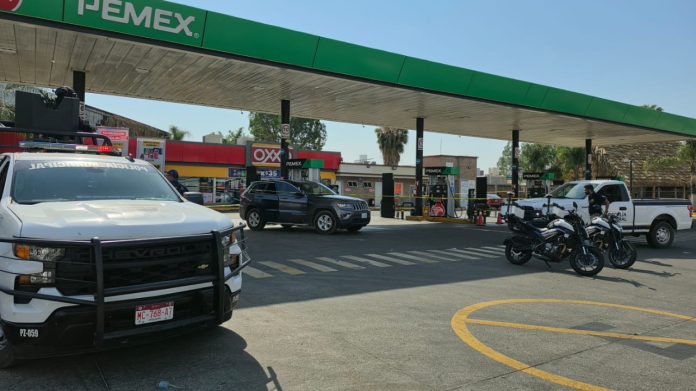 Conductor de camioneta es baleado en una brecha y llega a gasolinera para pedir ayuda