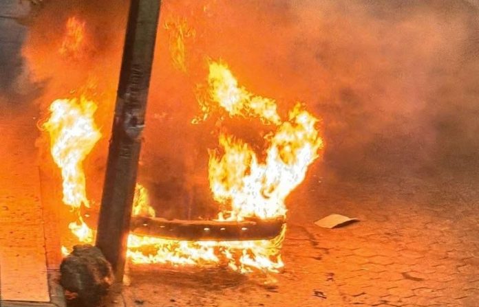Delincuentes incendian camioneta en la colonia San Juan Evangelista, de Uruapan