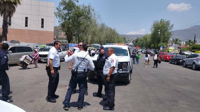 Madre deja a niño dentro de auto sin ventilación por ir a buscar boletos para el concierto de “El Buki”, en Morelia