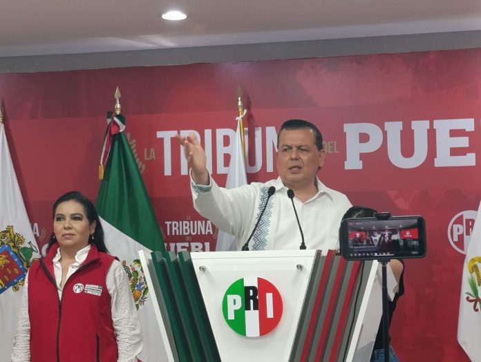 El dirigente estatal del PRI, Guillermo Valencia Reyes calificó la omisión de la entrega de la evidencia como grave y sostuvo que ninguna persona puede condicionar la entrega de información relacionada con un crimen.