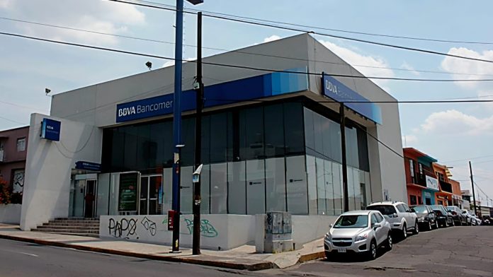 Dos sujetos armados y con el rostro cubierto asaltaron a dos mujeres al interior de la sucursal bancaria BBVA, ubicada en la colonia Doctor Miguel Silva,