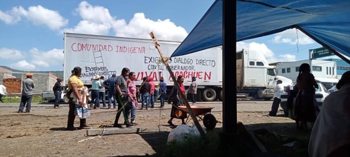 Comuneros bloquean la carretera en Acachuén, denuncian agresión de policías municipales