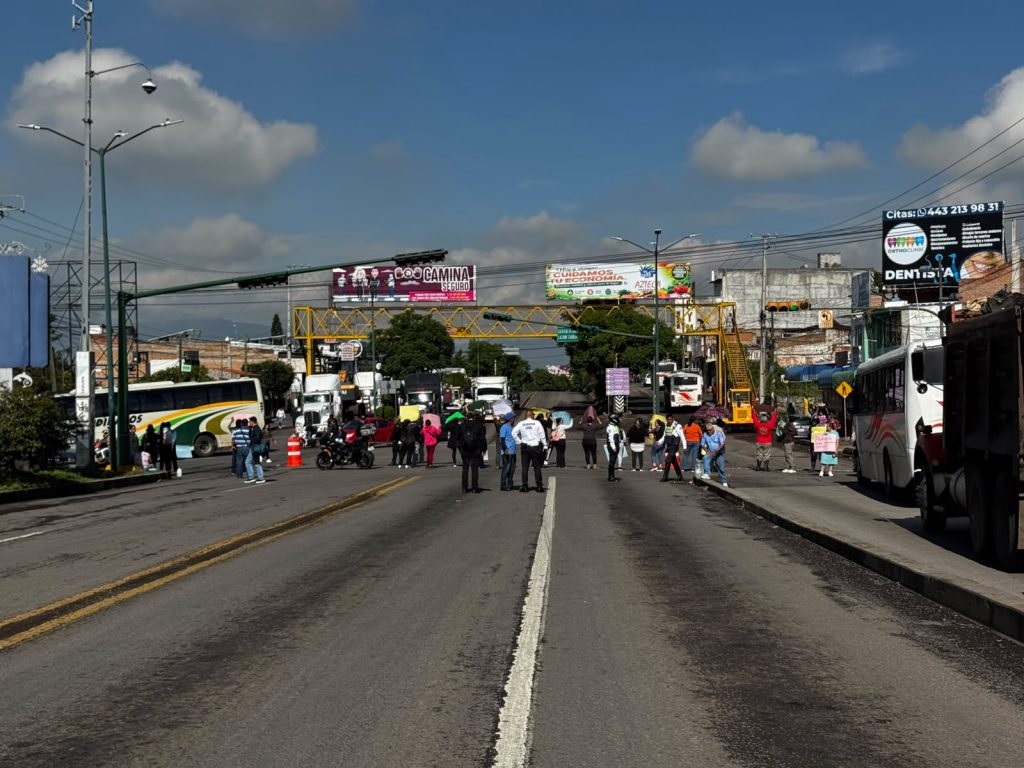 Habitantes de Hacienda Tiníjaro bloquean avenida Madero