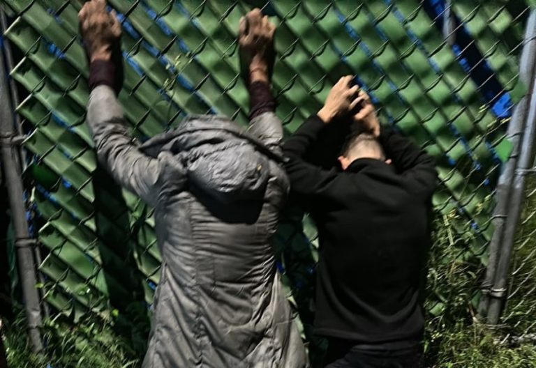 Vecinos de Uruapan someten a dos presuntos ladrones en el Barrio Mágico de San Pedro